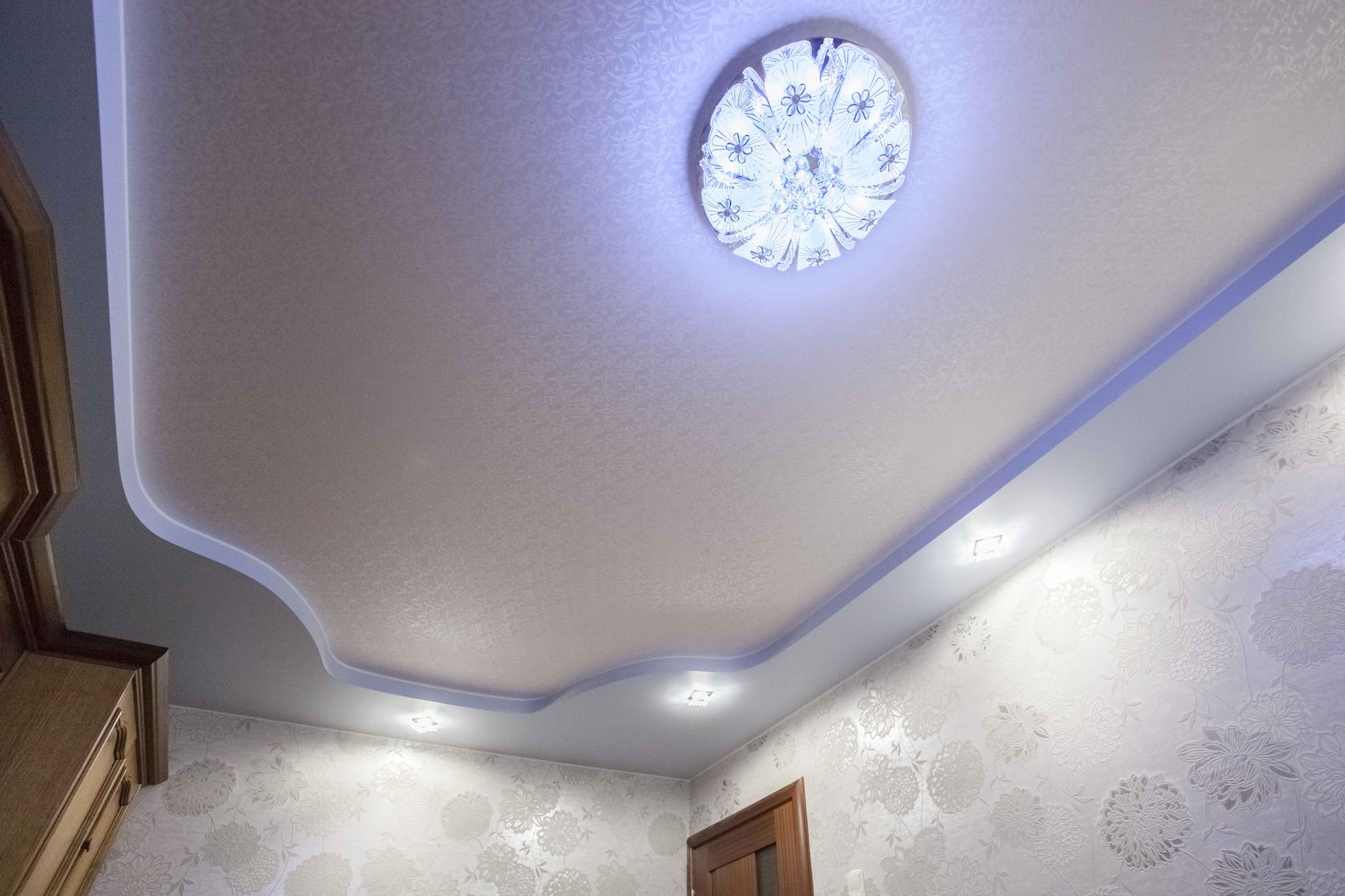 Натяжные потолки двухуровневые с подсветкой для зала фото