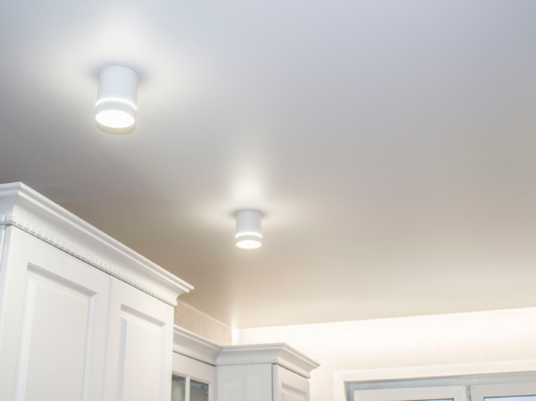 Фото натяжного потолка на кухню