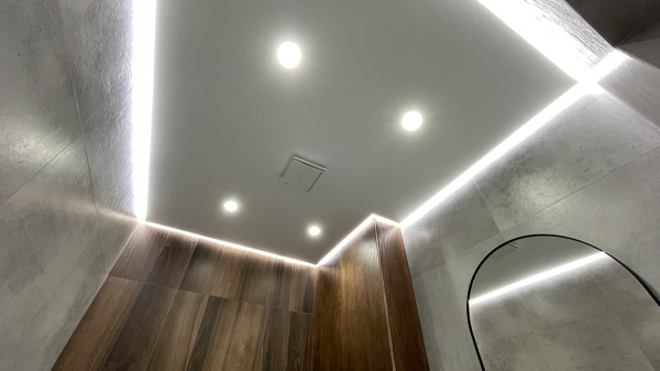 Фото сатинового натяжного потолка в ванную комнату