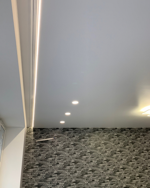 Фото натяжного потолка с нишей под карниз