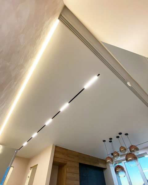 Пример натяжного потолка  с технологией SLOTT на кухню