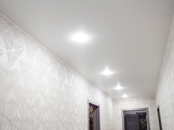 Пример натяжного потолка в коридор