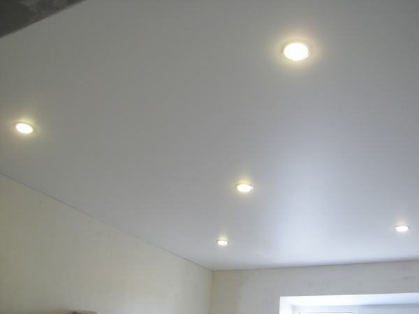 Зеркальные натяжные потолки