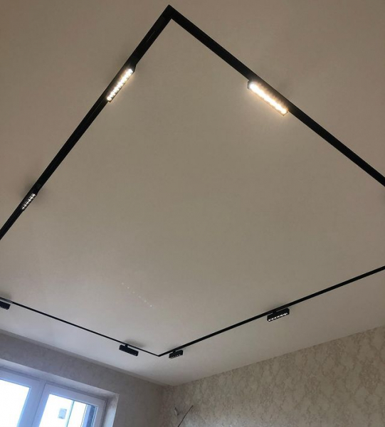 Пример натяжного потолка с технологией SLOTT в спальню