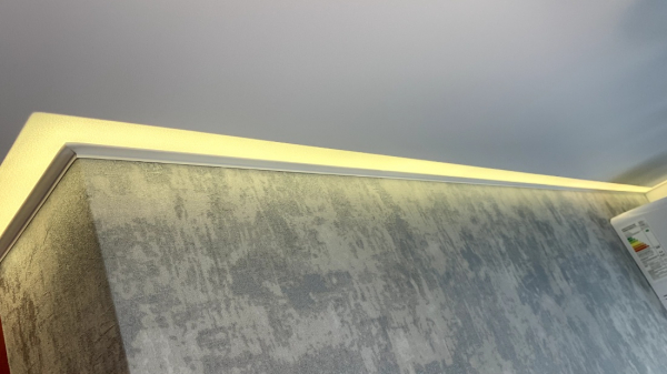 Матовый натяжной потолок с подсветкой